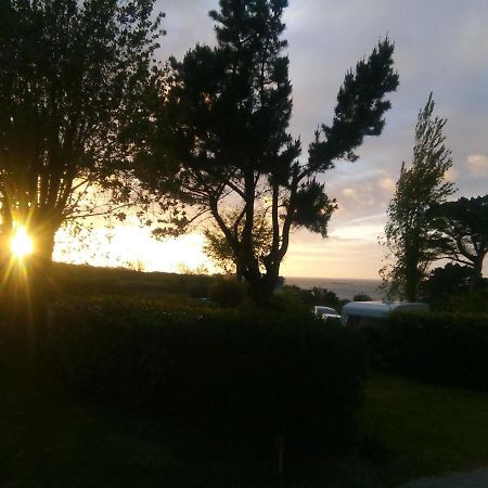Les Hortensias grande tente familiale deux chambres et séjour vue mer sur camping nature Plestin-les-Grèves Extérieur photo