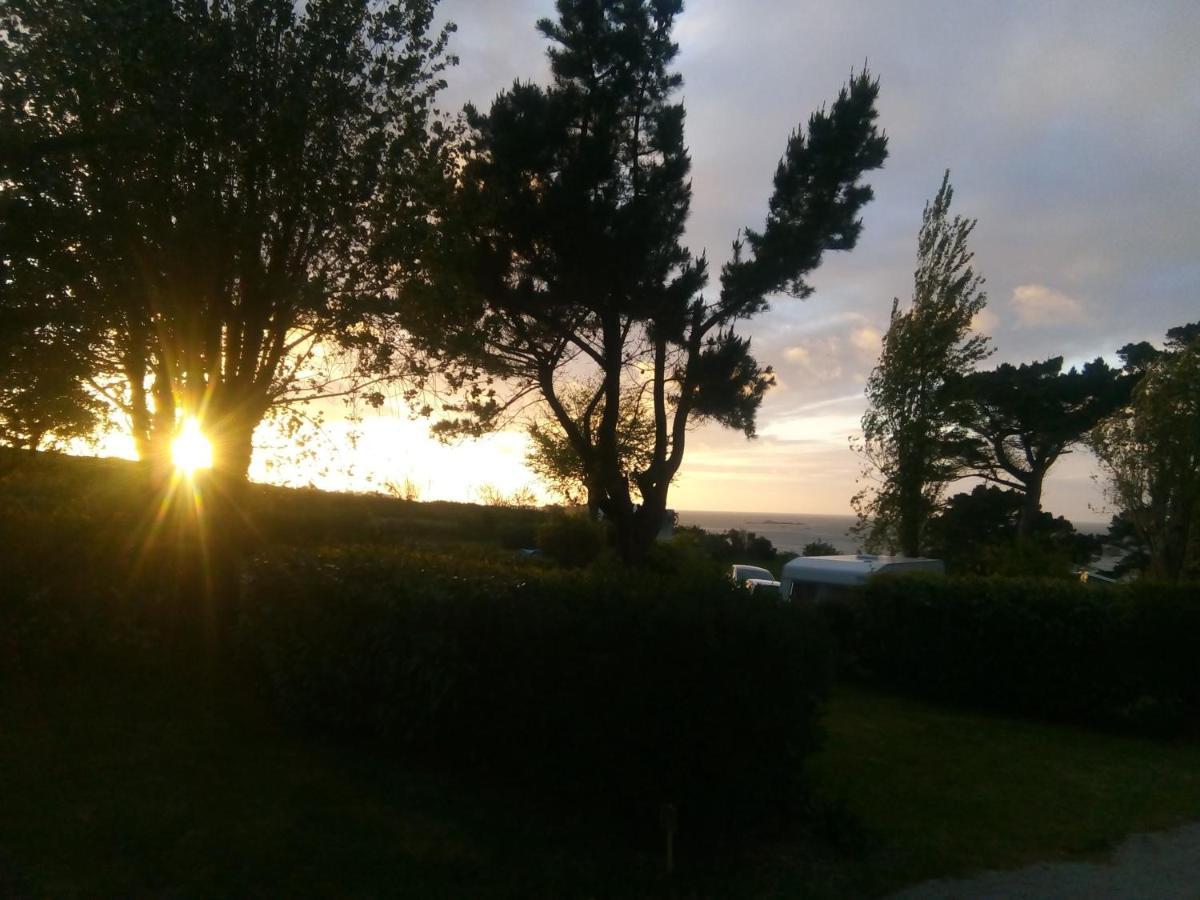 Les Hortensias grande tente familiale deux chambres et séjour vue mer sur camping nature Plestin-les-Grèves Extérieur photo