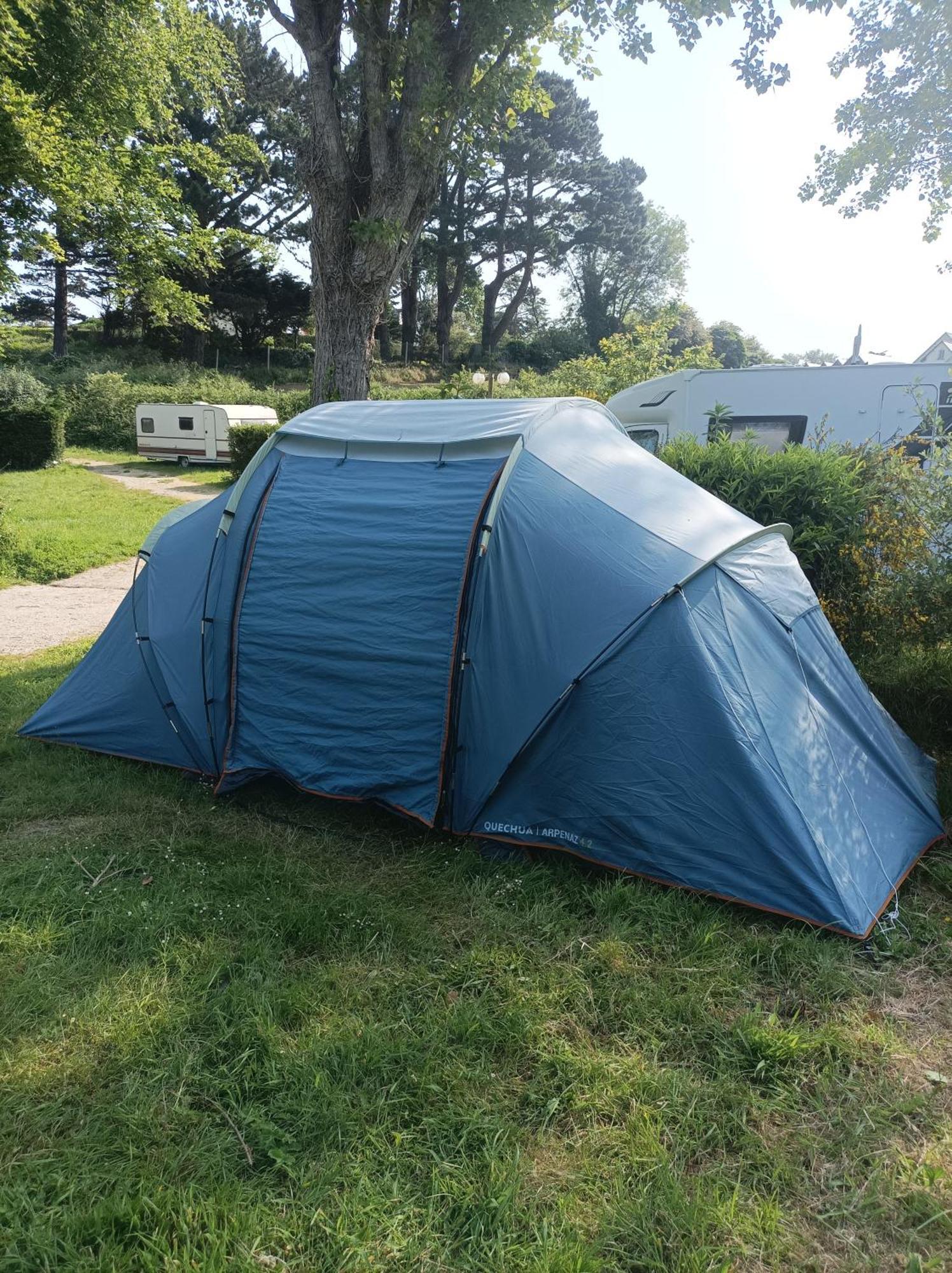 Les Hortensias grande tente familiale deux chambres et séjour vue mer sur camping nature Plestin-les-Grèves Chambre photo